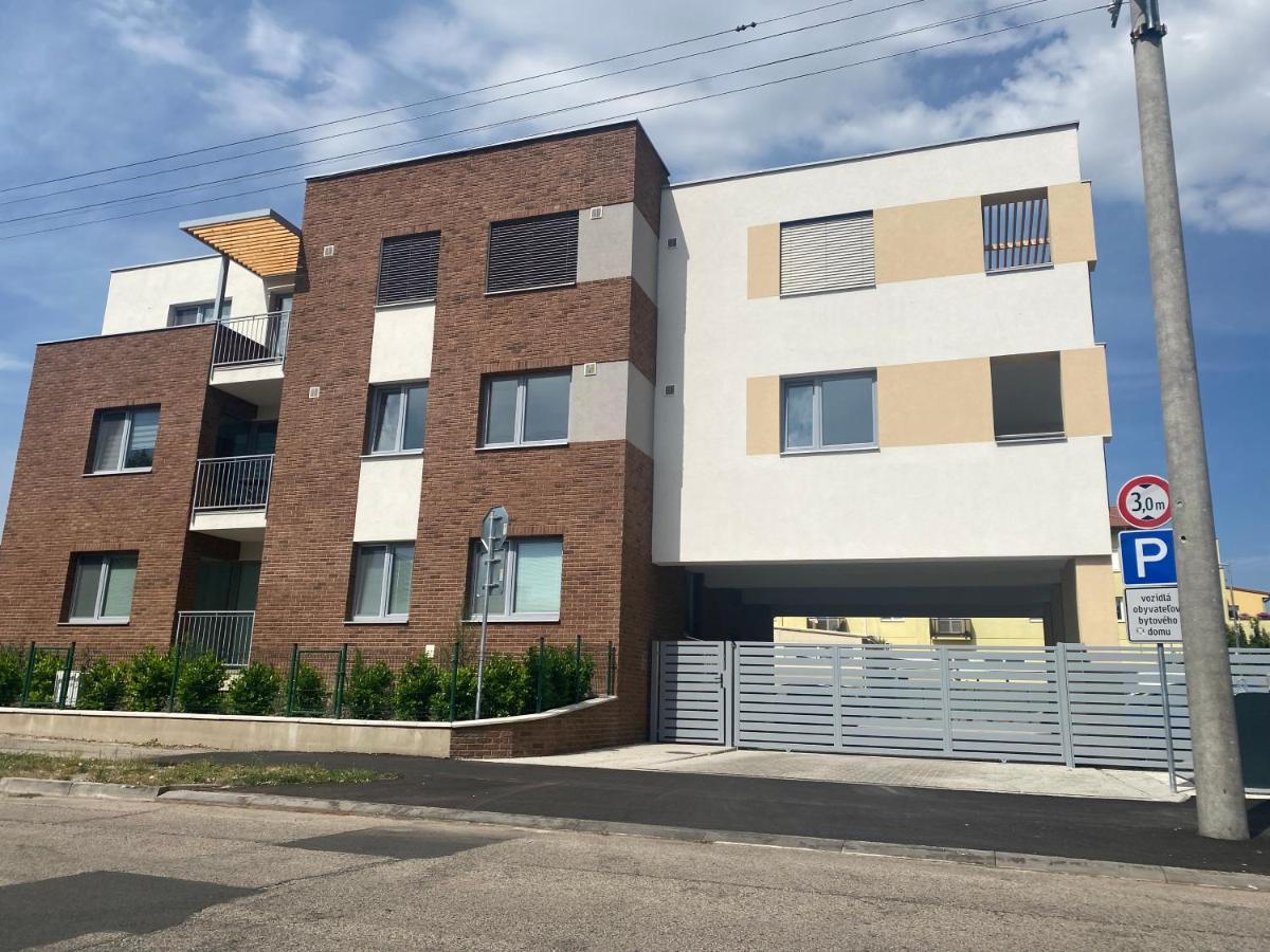 Maja Apartman Dunajská Streda Esterno foto